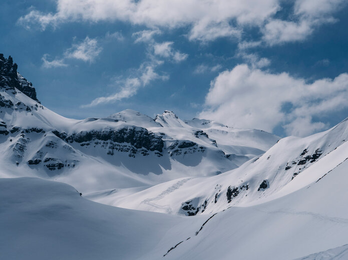 Tief verschneites Bergpanorama