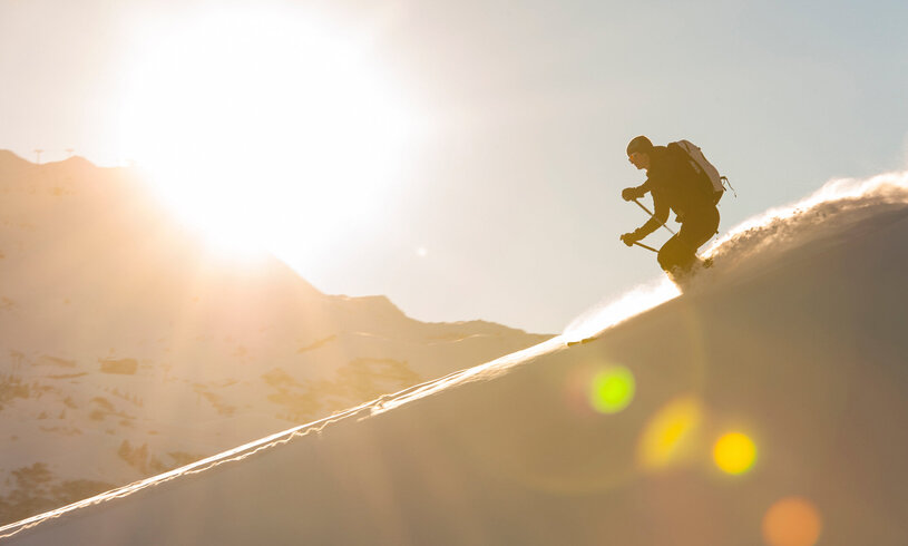 Skifahrer im Tiefschnee