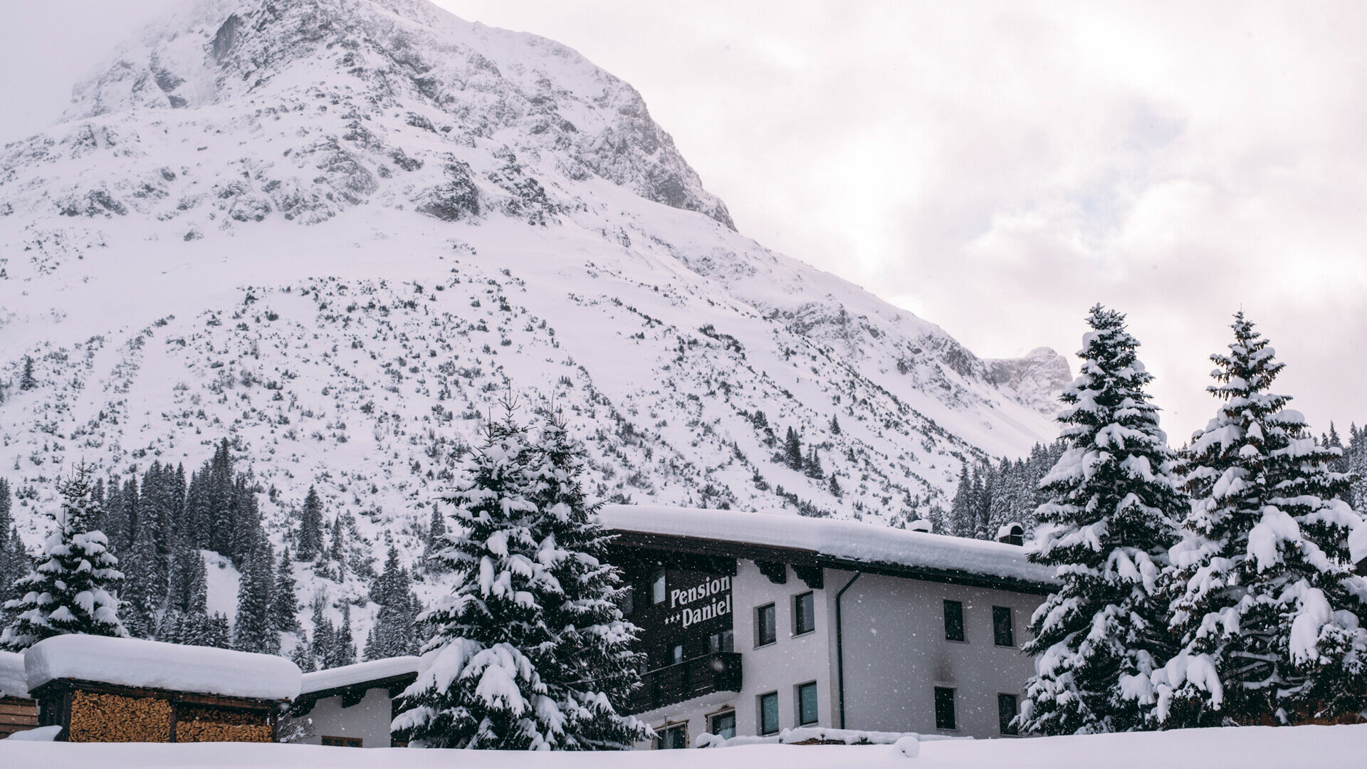 Außenansicht der Pension Daniel im Winter