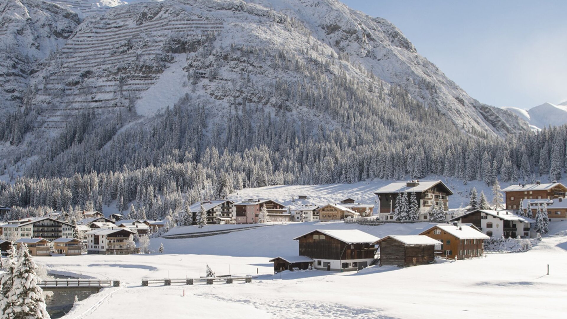 Blick auf das verschneite Dorf Lech am Arlberg