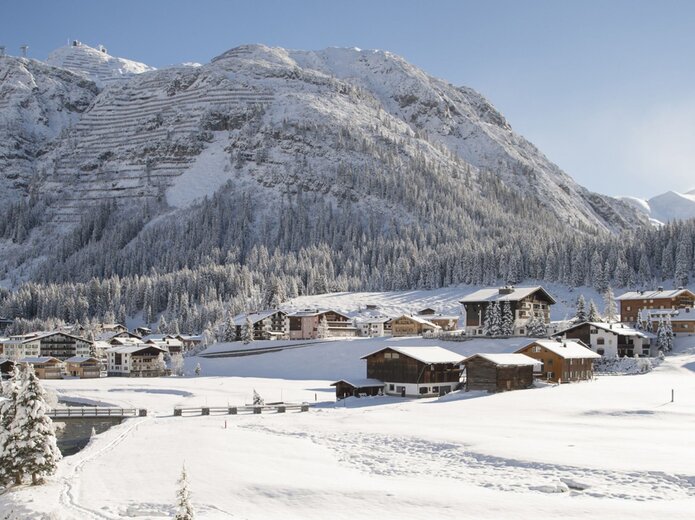 Blick auf das verschneite Dorf Lech am Arlberg