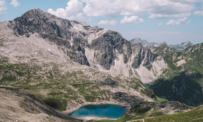 Blauer Bergsee vor Gipfelpanorama