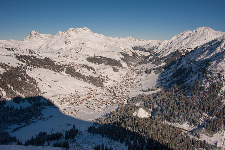 Blick auf Lech am Arlberg aus der Luft