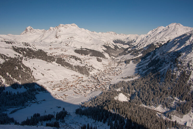 Blick auf Lech am Arlberg aus der Luft