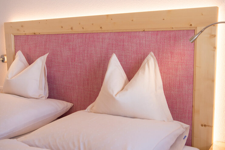 Doppelbett in Hotelzimmer
