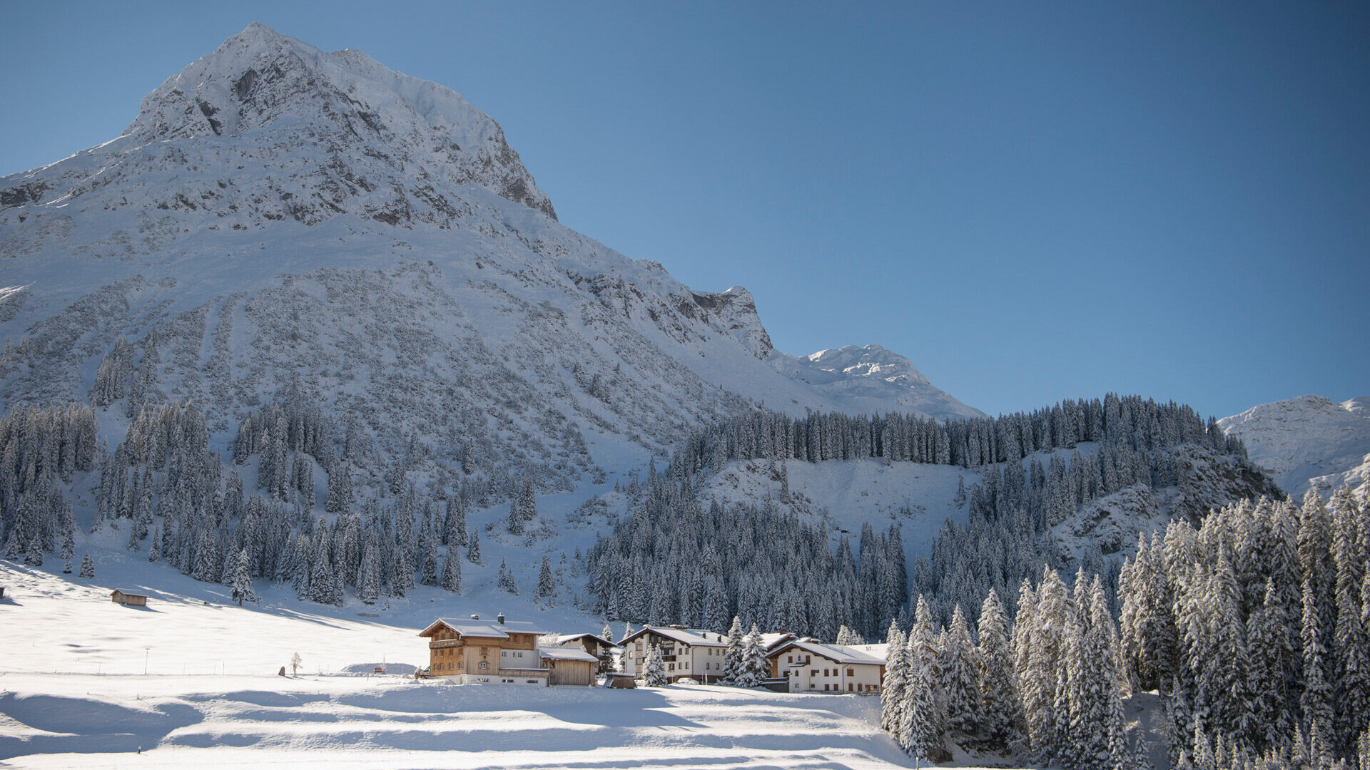 Blick auf das verschneite Dorf Lech am Arlberg