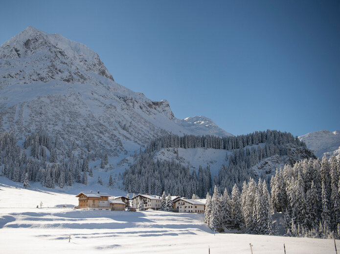 Blick auf das verschneite Dorf Lech am Arlberg