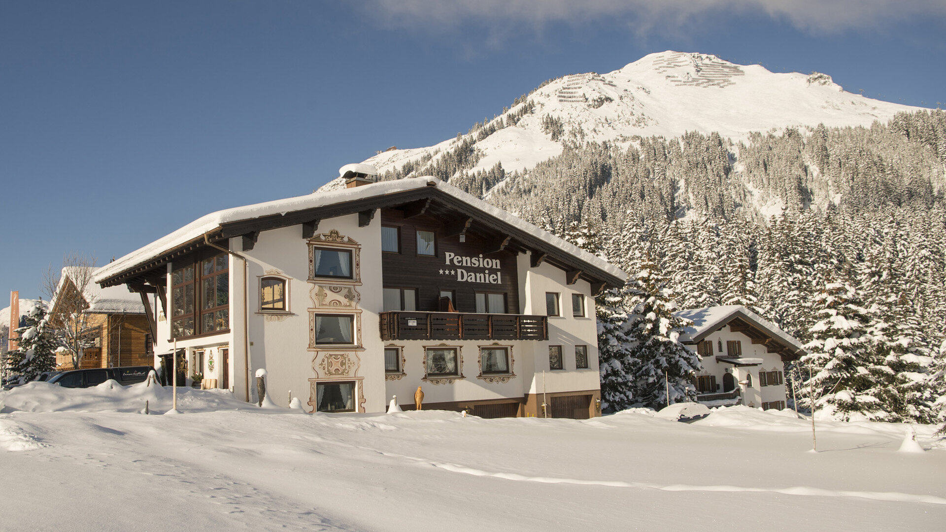 Außenansicht der Pension Daniel im Winter