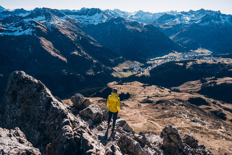 Wanderer am Gipfel mit Blick aufs Tal