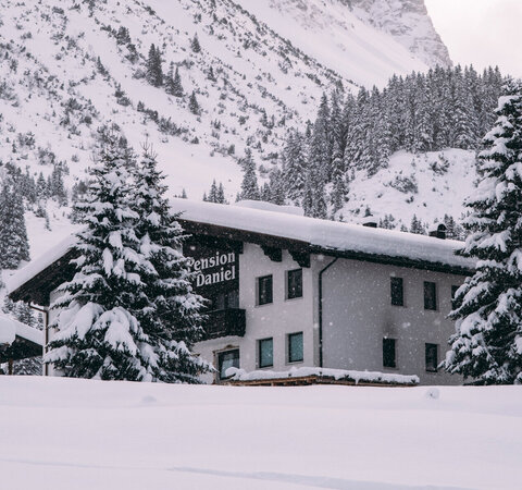 Außenansicht der Pension Daniel im Winter