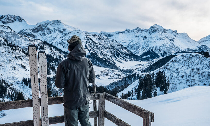 Skifahrer schaut auf Bergpanorama