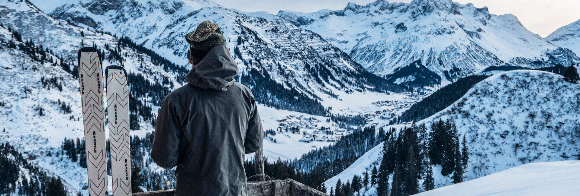 Skifahrer schaut auf Bergpanorama