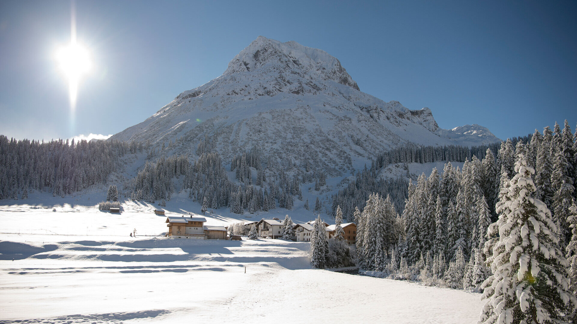 Blick auf das verschneite Lech am Arlberg