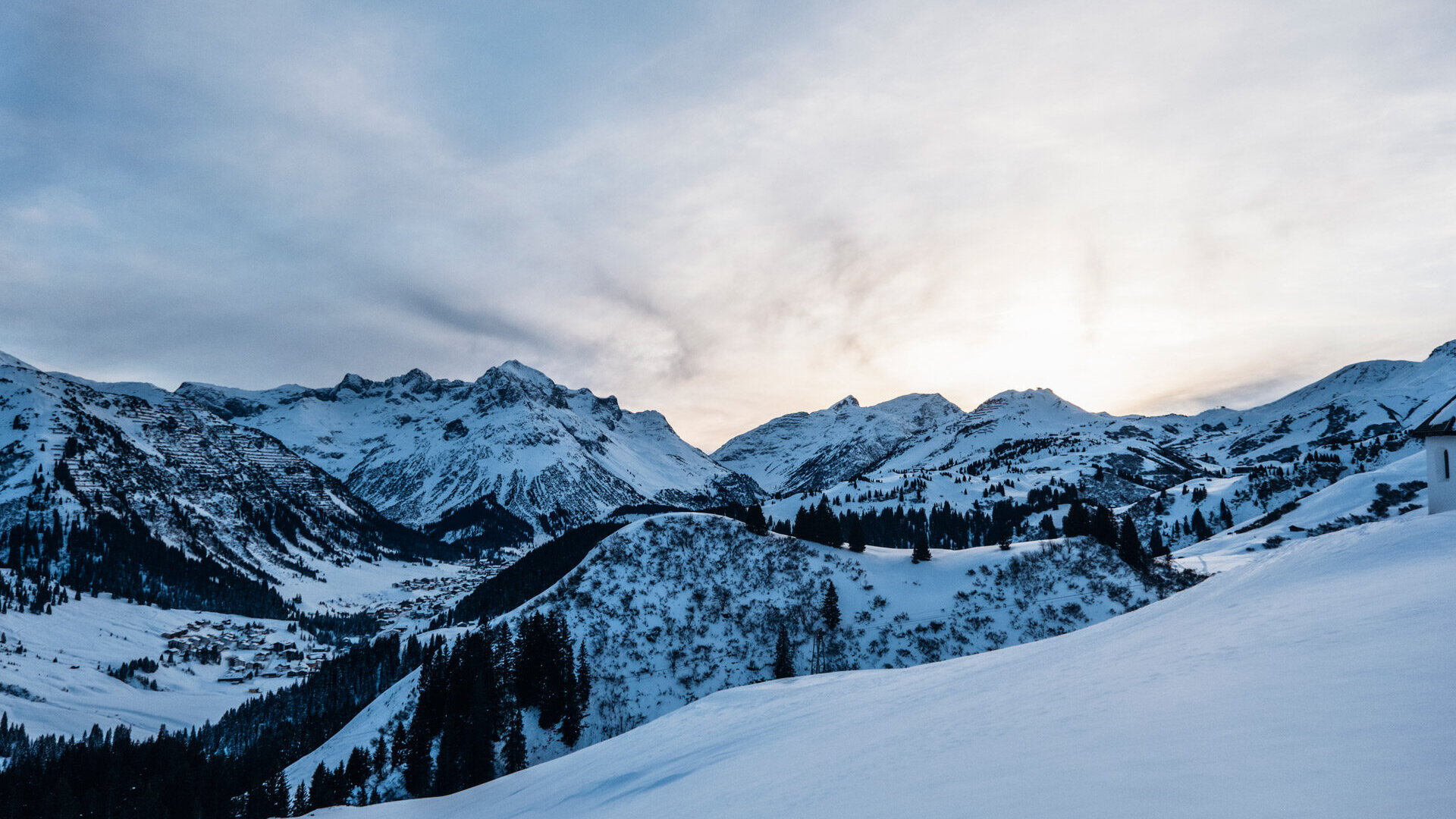 Verschneite Berglandschaft in Lech Zürs