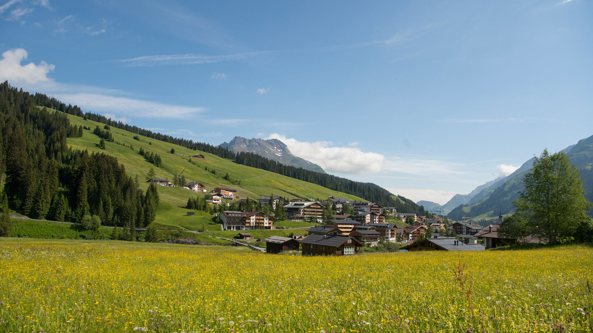 Blick auf Lech am Arlberg im Sommer