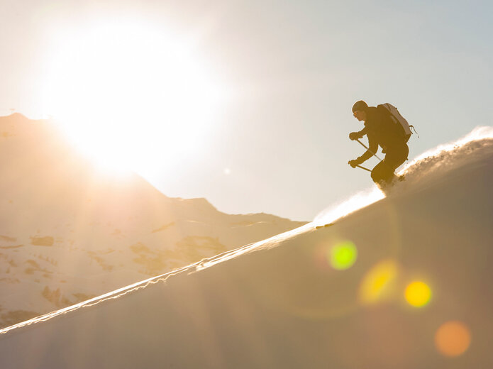 Skifahrer im Tiefschnee