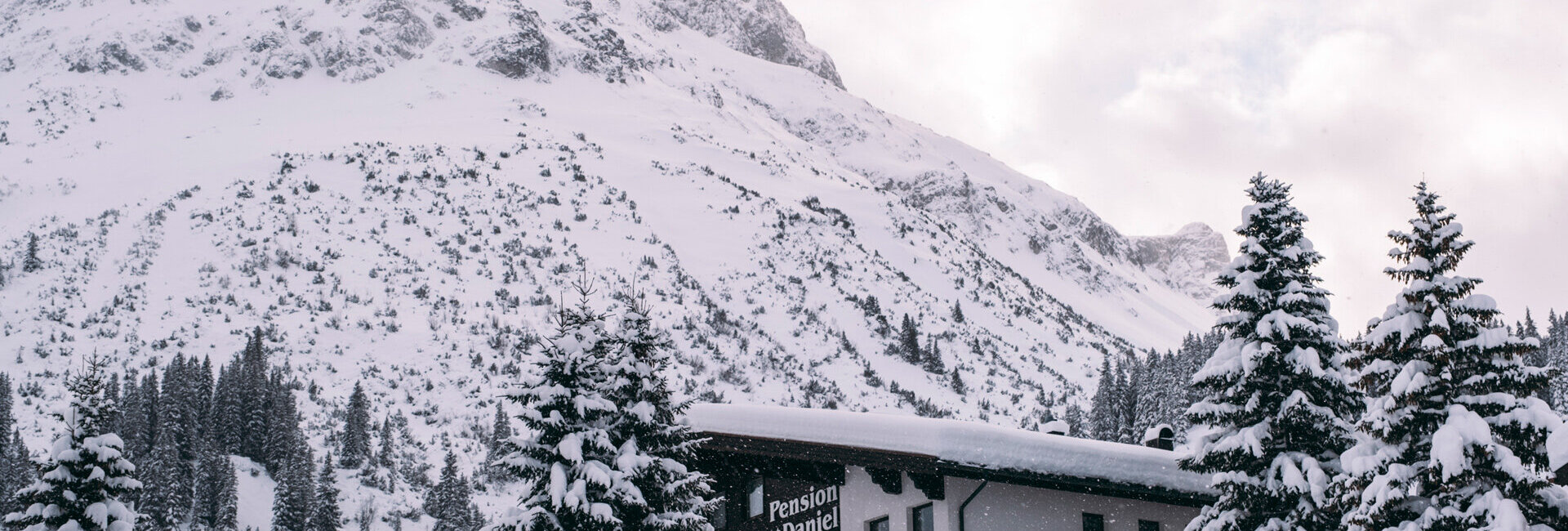 Außenansicht der Pension Daniel im Winter