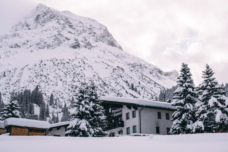 Außenansicht der Pension Daniel im Winter