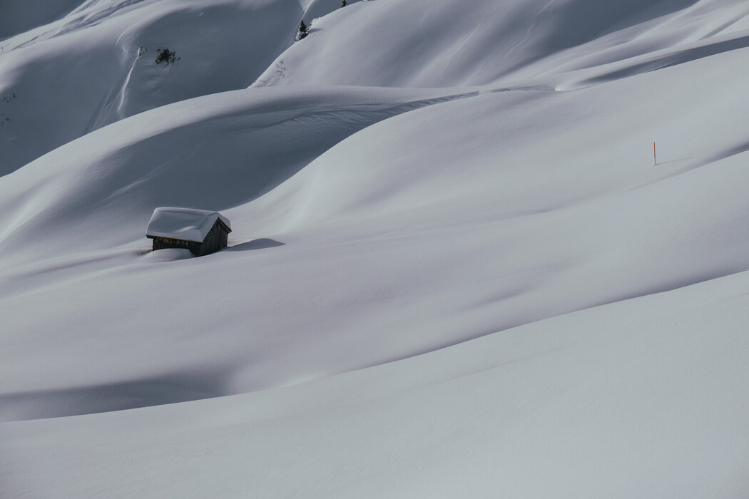 Kleine Hütte in verschneiter Berglandschaft