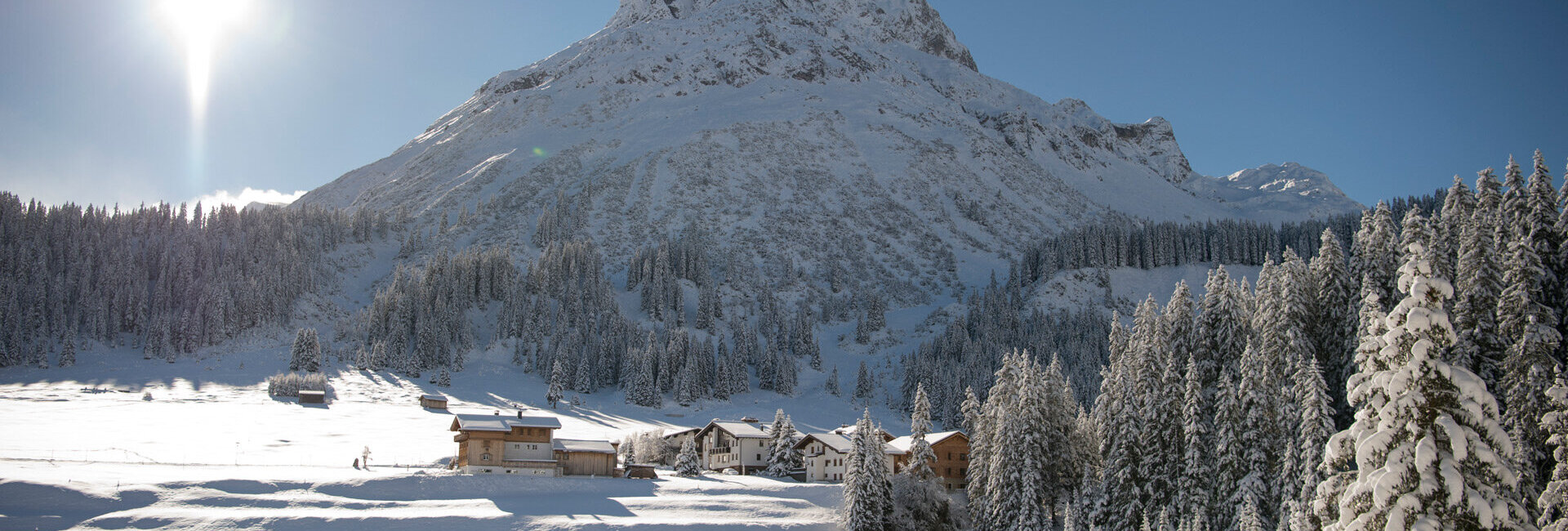 Blick auf das verschneite Lech am Arlberg