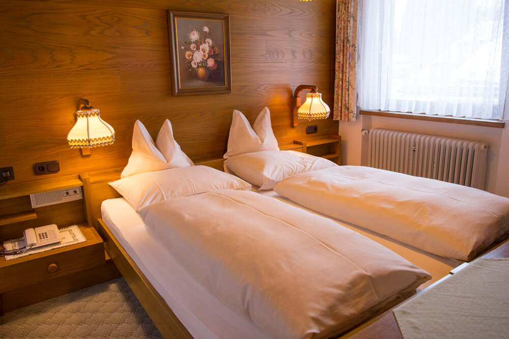 Rustikales Hotelzimmer mit viel Holz